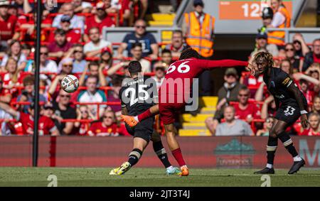 Liverpool. 28. August 2022. Trent Alexander-Arnold (C) von Liverpool erzielt am 27. August 2022 im englischen Liverpool ein Tor beim Spiel der englischen Premier League zwischen Liverpool und AFC Bournemouth. Quelle: Xinhua/Alamy Live News Stockfoto