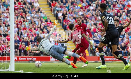 Liverpool. 28. August 2022. Roberto Firmino (2. L) aus Liverpool schießt am 27. August 2022 beim Spiel der englischen Premier League zwischen Liverpool und AFC Bournemouth in Liverpool, Großbritannien, ein Tor. Quelle: Xinhua/Alamy Live News Stockfoto