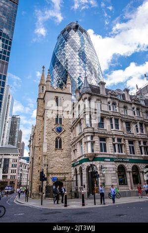 London, Großbritannien - 25. August 2022: Wolkenkratzer in der 30 St Mary AX, auch bekannt als The Gherkin, und ist ein ikonisches Gebäude in der City of London Business Distri Stockfoto