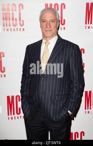 NEW YORK, NY - 4. MÄRZ: Robert LuPone bei der Miscast 2013 MCC Theatre's Annual Musical Revue and Gala Ehrung Judith Light am 4. März 2013 in New York City. Kredit: Corredor99 / MediaPunch Inc. Stockfoto