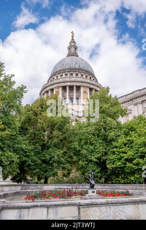 London, Großbritannien - 25. August 2022: Außenansicht der wunderschönen St. Paul's Cathedral in London. Stockfoto