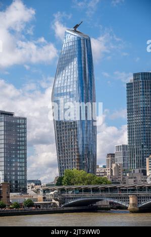 London, Großbritannien - 25. August 2022: One Blackfriars, ein 50-stöckiges Gebäude mit gemischter Nutzung, im Herzen von London. Stockfoto