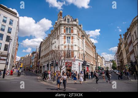 London, Großbritannien - 25. August 2022: Außenansicht eines Restaurants mit fünf Männern im Londoner West End Stockfoto