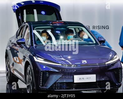 (220828) -- CHENGDU, 28. August 2022 (Xinhua) -- Besucher erleben ein Auto von Rising Auto auf der Chengdu Motor Show 2022 in Chengdu, der Hauptstadt der südwestlichen chinesischen Provinz Sichuan, am 26. August 2022. Die Automobilmesse, an der rund 1.600 Autos von mehr als 100 Marken aus dem in- und Ausland teilnahmen, startete hier am Freitag. (Xinhua/Shen Bohan) Stockfoto