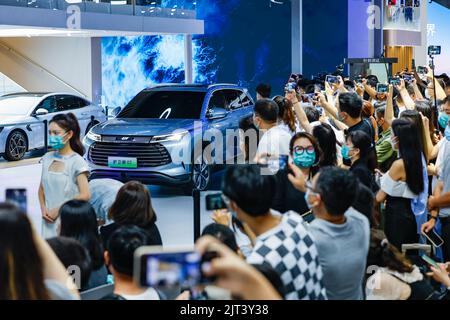 (220828) -- CHENGDU, 28. August 2022 (Xinhua) -- Besucher fotografieren auf der Chengdu Motor Show 2022 in Chengdu, der Hauptstadt der südwestlichen chinesischen Provinz Sichuan, am 26. August 2022 ein Auto von BYD. Die Automobilmesse, an der rund 1.600 Autos von mehr als 100 Marken aus dem in- und Ausland teilnahmen, startete hier am Freitag. (Xinhua/Shen Bohan) Stockfoto