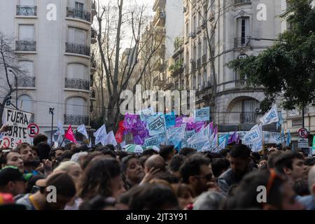 Buenos Aires, Argentinien, 27.. August 2022. Militante der Frente de Todos versammelten sich um das Haus von Vizepräsidentin Cristina Kirchner, um den Rechtsfall Vialidad gegen sie zu unterstützen. (Quelle: Esteban Osorio/Alamy Live News) Stockfoto