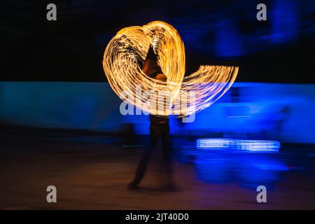 (220828) -- WLADIWOSTOK, 28. August 2022 (Xinhua) -- Ein Straßenkünstler tritt mit Flammen in Wladiwostok, Russland, am 27. August 2022 auf. (Foto von Guo Feizhou/Xinhua) Stockfoto