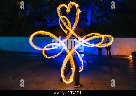 (220828) -- WLADIWOSTOK, 28. August 2022 (Xinhua) -- Ein Straßenkünstler tritt mit Flammen in Wladiwostok, Russland, am 27. August 2022 auf. (Foto von Guo Feizhou/Xinhua) Stockfoto