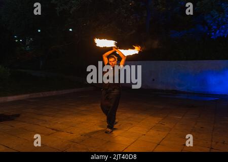 (220828) -- WLADIWOSTOK, 28. August 2022 (Xinhua) -- Ein Straßenkünstler tritt mit Flammen in Wladiwostok, Russland, am 27. August 2022 auf. (Foto von Guo Feizhou/Xinhua) Stockfoto