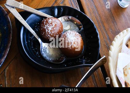 Ein Teller Gulab jamun (indische Süßigkeiten) im Chatkazz, einem Street-Food-Restaurant im Stil von Mumbai im Harris Park – Sydney, Australien Stockfoto