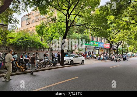 Am 28. August 2022 steht vor einem Hema 'FRESHIPPO OUTLETS'-Geschäft in Shanghai, China, eine Schlange von Hunderten von Metern. Es wird berichtet, dass Hema 'FRISCH Stockfoto