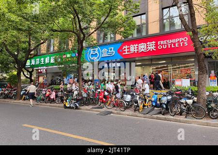 Am 28. August 2022 steht vor einem Hema 'FRESHIPPO OUTLETS'-Geschäft in Shanghai, China, eine Schlange von Hunderten von Metern. Es wird berichtet, dass Hema 'FRISCH Stockfoto