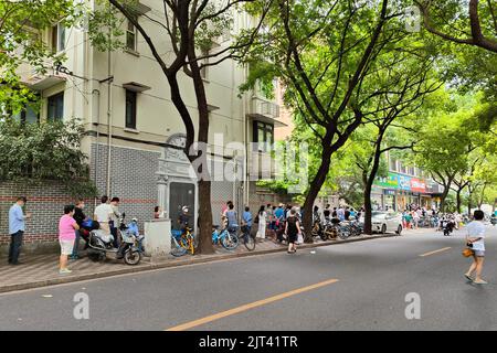 Am 28. August 2022 steht vor einem Hema 'FRESHIPPO OUTLETS'-Geschäft in Shanghai, China, eine Schlange von Hunderten von Metern. Es wird berichtet, dass Hema 'FRISCH Stockfoto