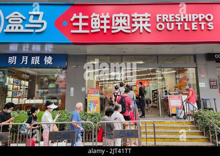 Am 28. August 2022 steht vor einem Hema 'FRESHIPPO OUTLETS'-Geschäft in Shanghai, China, eine Schlange von Hunderten von Metern. Es wird berichtet, dass Hema 'FRISCH Stockfoto