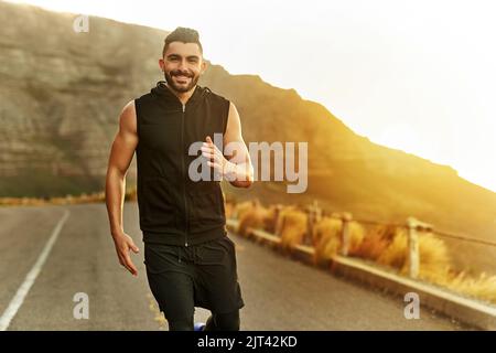 Laufen ist toll, um Ihre Stimmung zu steigern. Ein junger Mann trainiert im Freien. Stockfoto