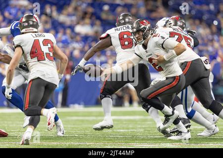 Indianapolis, Indiana, USA. 27. August 2022. Tampa Bay Buccaneers Quarterback Kyle Trask (2) dreht sich um die Übergabe an die Tampa Bay Buccaneers, die während des Vorsaison-Spiels zwischen den Tampa Bay Buccaneers und den Indianapolis Colts im Lucas Oil Stadium, Indianapolis, Indiana, Patrick Laird (43) zurücklaufen. (Bild: © Scott Stuart/ZUMA Press Wire) Stockfoto