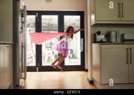 Zeit zum Start. Porträt eines kleinen Mädchens, das vorgibt, als Superheld zu fliegen. Stockfoto