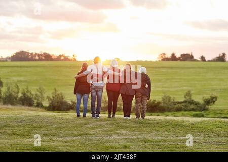 Momente wie diese machen das Leben lebenswert. Rückansicht einer Gruppe von Freunden, die die Aussicht auf einem Wochenendausflug gemeinsam bewundern. Stockfoto