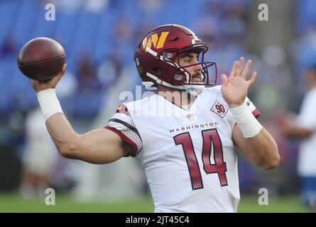 Washington Commanders QB Sam Howell (14) wärmt sich vor einem Vorsaison-Spiel gegen die Baltimore Ravens im M&T Bank Stadium in Baltimore, Maryland, am 27. August 2022 auf. Foto/ Mike Buscher/Cal Sport Media Stockfoto