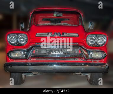 Dieser 1959 GMC 100 Pickup ist Teil der Sammlung des Emirates National Automobile Museum in der Wüste in der Nähe von Abu Dhabi, VAE. Stockfoto