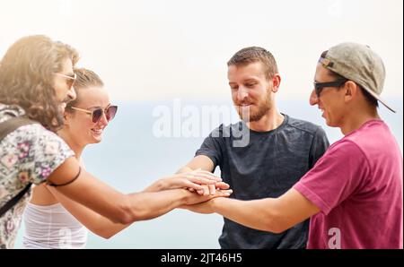 Nun bleiben Freunde für immer. Eine Gruppe von Freunden, die einen Pakt beim Entspannen draußen zusammen. Stockfoto