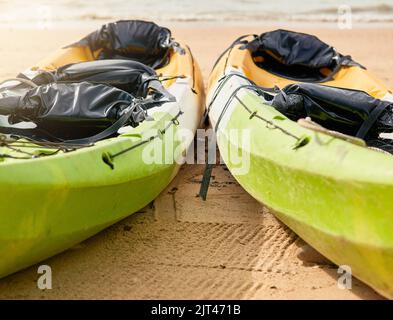 Bereit, das Wasser zu treffen. Zwei leere Kanus an einem Strand angeordnet. Stockfoto