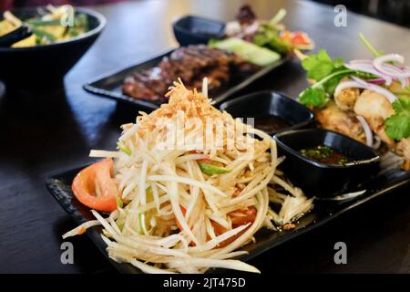 Grüner Papaya-Salat (som tum) mit weichen Krabben im Holy Basil, einem thailändischen und laotischen Restaurant in Canley Vale – Sydney, Australien Stockfoto
