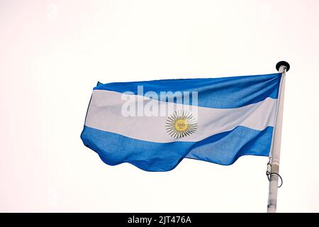 Die Flagge Argentiniens. Die argentinische Flagge weht im Wind. Stockfoto