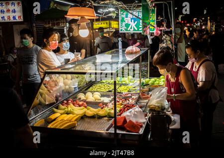 Taipeh. 27. August 2022. Linjiang Street Night Market in Taipei, Taiwan am 27/08/2022 von Wiktor Dabkowski Credit: dpa/Alamy Live News Stockfoto