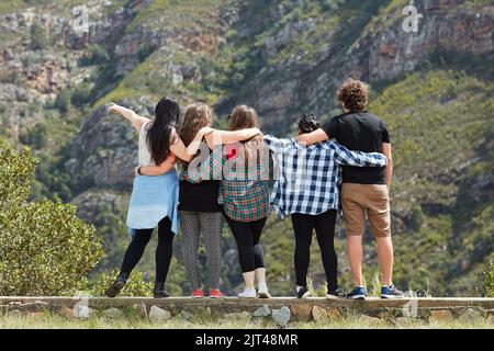 Am Wochenende aus der Stadt raus. Rückansicht einer nicht identifizierbaren Gruppe von Freunden, die auf einer Roadtrip-Reise Spaß zusammen haben. Stockfoto