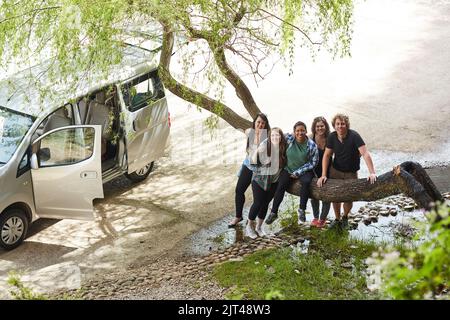 Bereit für die Straße. Porträt einer Gruppe von Freunden, die auf einer Roadtrip-Reise Spaß zusammen haben. Stockfoto