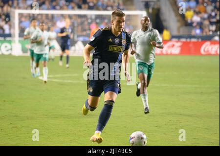 Chester, Pennsylvania, USA. 27. August 2022. Am 27. August 2022 schiebt MIKAEL UHRE (7), Spieler der PA-Philadelphia-Union aus Chester, den Ball während des Spiels im Subaru Park nach unten (Foto: © Ricky Fitchett/ZUMA Press Wire) Stockfoto