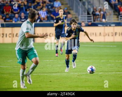 Chester, Pennsylvania, USA. 27. August 2022. Am 27. August 2022 schiebt der Chester PA-Philadelphia Union-Spieler PAXTEN AARONSON (30) während des Spiels im Subaru Park den Ball nach unten (Foto: © Ricky Fitchett/ZUMA Press Wire) Stockfoto