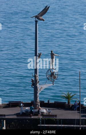 MEERSBURG, DEUTSCHLAND - 24. JULI 2022: Skulptur 'Magische Säule' von Peter Lenk, die die berühmten Bewohner der Stadt Meersburg symbolisiert Stockfoto