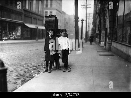 Zwei 7 Jahre alten newsies, profanen und smart, Verkauf von Sonntag. Nashville, Tenn. Stockfoto