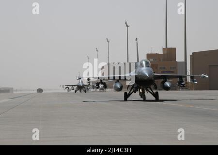 Zwei 555. EFS F-16 kämpfende Falcons Taxi auf der Fluglinie auf dem Prince Sultan Air Base. Stockfoto