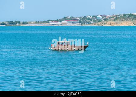 Russische Marine Militärgruppe russland sewastopol Tag Himmel segelnd Schlachtschiff, von Wasserschiff aus Marine für bewaffnete Outdoor, nautische Waffe. Technologie Stockfoto