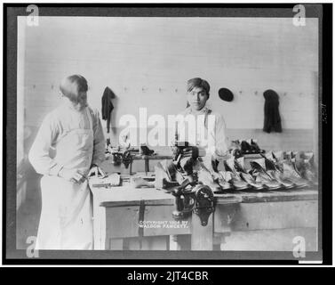 Zwei Jungen Herstellen oder Instandsetzen von Schuhen in Carlisle Indian School Stockfoto