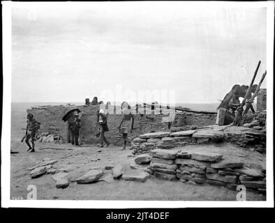 Zwei Hopi Schlange Priester bei Sonnenaufgang zu jagen für zeremonielle Schlangen am ersten Tag des Snake Dance Zeremonie am Pueblo von Oraibi, California, Ca. 1898 Stockfoto