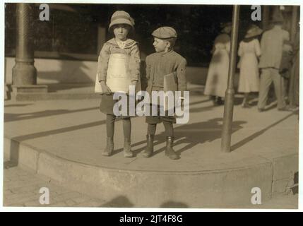 Zwei sechsjährige Newsboys. Odell McDuffy, Sam Stillman, Dallas. Es gibt viele andere von sechs und sieben Jahren hier verkaufen. Stockfoto