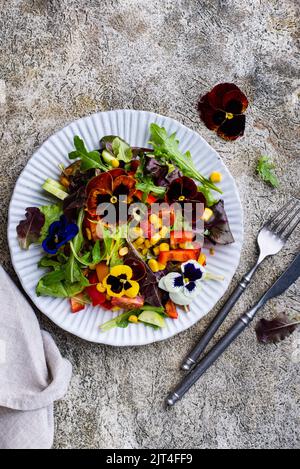 Gemüsesalat mit essbaren Blüten Stockfoto