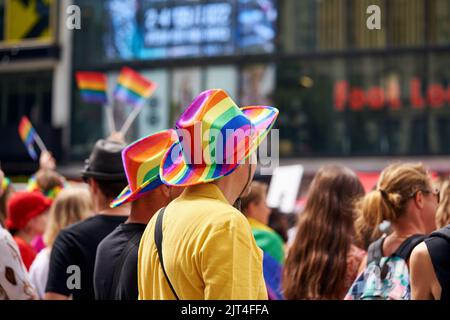 PRAG, TSCHECHISCHE REPUBLIK - 13. AUGUST 2022: LGBT-Männer mit farbenfrohen Regenbogenhüten auf dem Wenzelsplatz während ihres schwulen Stolzes Stockfoto