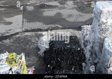 Das Äußere der Müllentsorgungsanlage, Berlin, Deutschland. Es gibt viele Müllwürfel im Bild. Stockfoto