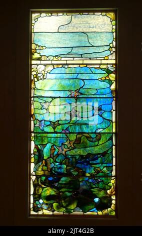 Zwei Fenster aus der Suite Four Seasons Under the Sea, 1 von 2, Starfish (Spring), Louis Comfort Tiffany Designer, Tiffany Glass and Decorating Co., c. 1885-1895, Glas, Blei Stockfoto