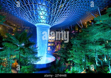 SINGAPUR - CIRCA JANUAR 2020: Blick auf den Rain Vortex, den größten und höchsten Indoor-Wasserfall der Welt, der mit 40 Metern am Jewel Changi steht Stockfoto