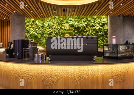 SINGAPUR - CIRCA JANUAR 2020: Schwarze Kaffeemaschine auf dem Starbucks Jewel Changi Airport. Starbucks Corporation ist ein amerikanisches Kaffeeunternehmen und Stockfoto