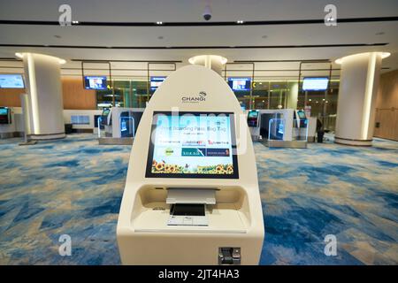 SINGAPUR – CIRCA JANUAR 2020: Self-Service-Kiosk in der Early Check-in Lounge am Flughafen Jewel Changi. Changi Airport ist ein großer ziviler Flughafen t Stockfoto