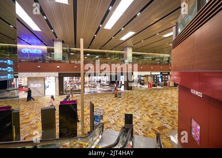 SINGAPUR - CA. JANUAR 2020: Innenaufnahme des Flughafens Singapur Changi. Stockfoto