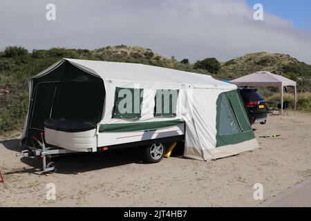 Ein alter Klappwagen auf einem Campingplatz Stockfoto