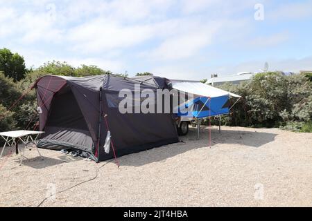 Ein alter Klappwagen auf einem Campingplatz Stockfoto